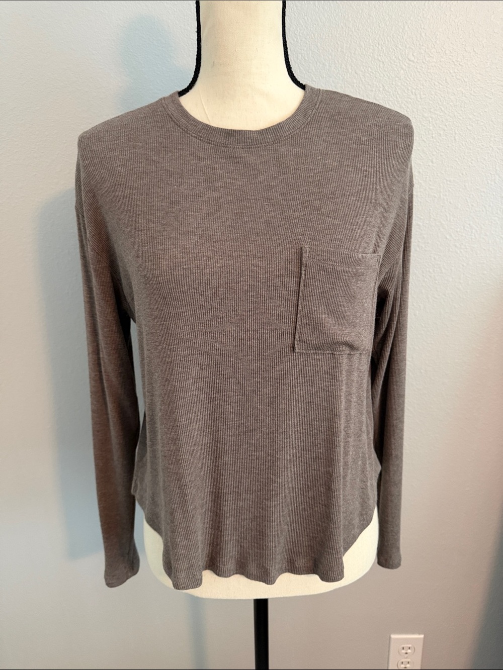 American Eagle Outfitters Ribbed Long-Sleeve Pocket Tee - Taupe